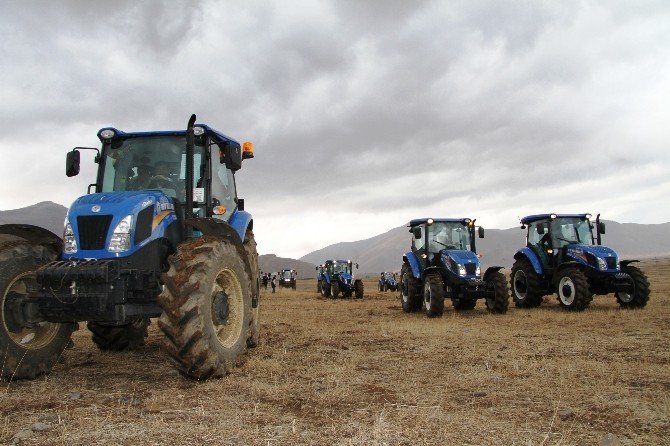 Artos Dağı eteğinde traktör tanıtımı