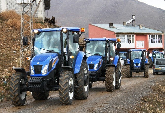 Artos Dağı eteğinde traktör tanıtımı