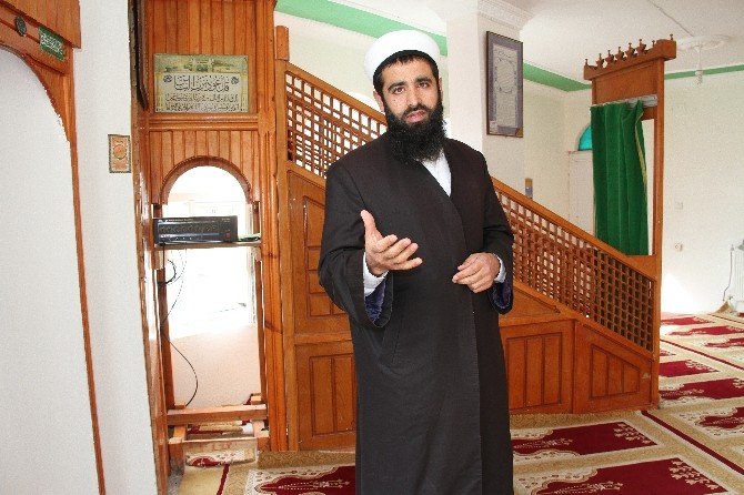 İstanbul’daki evini satarak yaptırdığı caminin imamı oldu