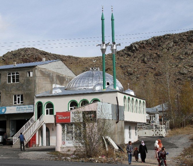 İstanbul’daki evini satarak yaptırdığı caminin imamı oldu