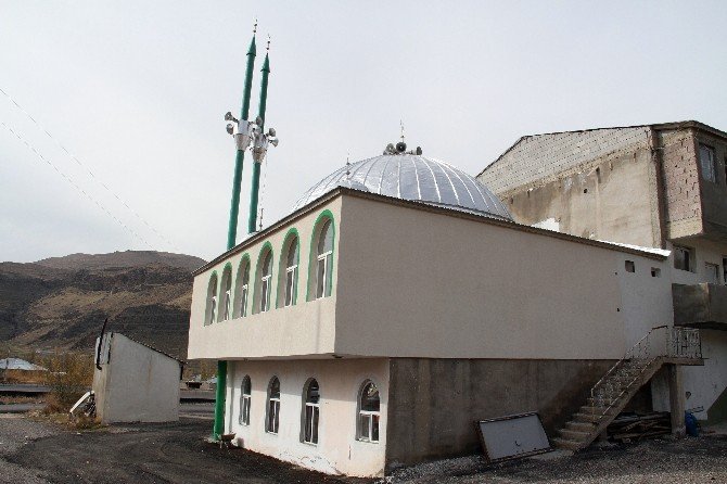 İstanbul’daki evini satarak yaptırdığı caminin imamı oldu