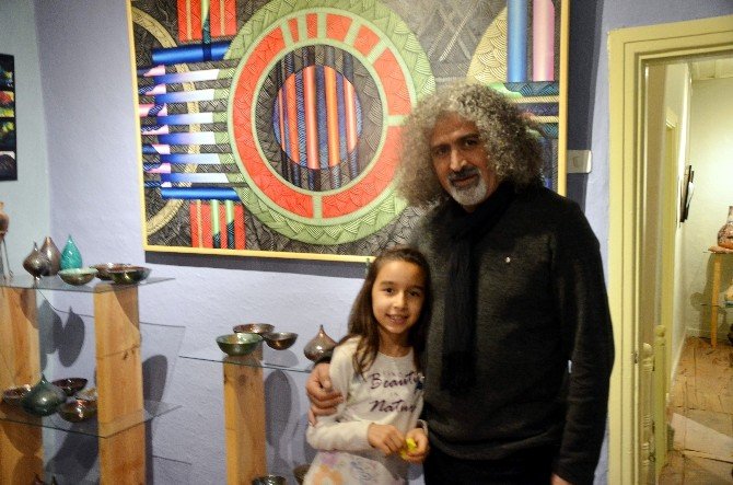 Çivilerle kazılarak yapılan resimler Eskişehir’de görücüye çıktı