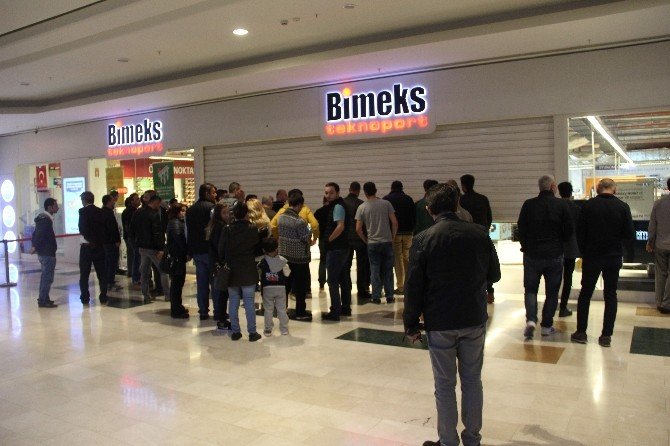 Gece yarısı İphone 7 kuyruğu