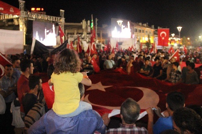 Konya’da Demokrasi Nöbeti Sürüyor