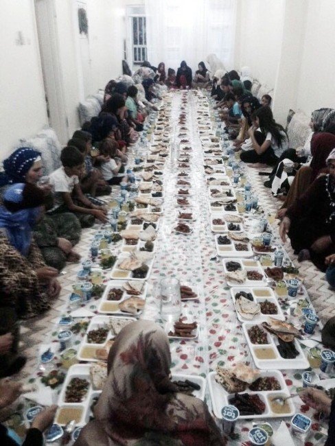 Fakir Yetimler İçin En Zengin İftar Sofrası