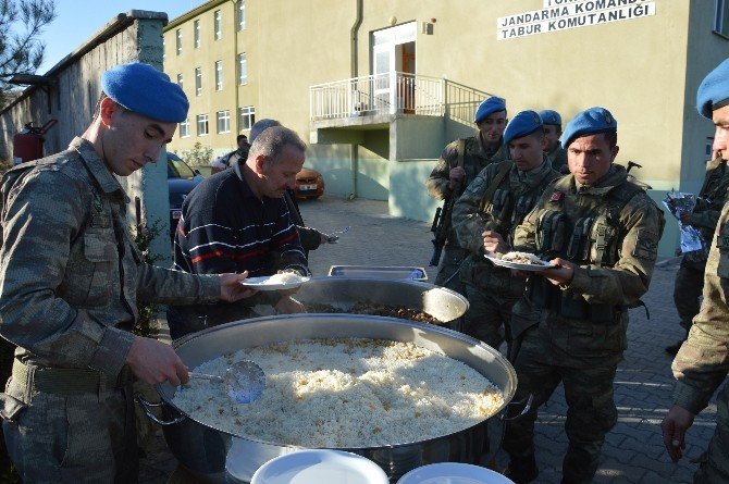 Kahraman komandolara Niksar’da davullu-zurnalı karşılama