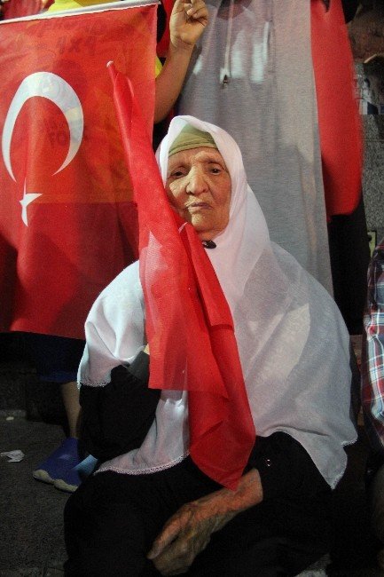 Van’da Türk bayraklarıyla "Demokrasi nöbeti"