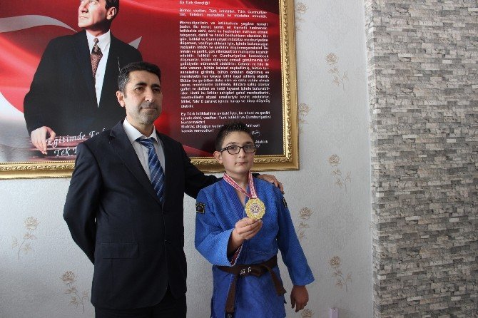Yavuz Selim Ortaokulu öğrencisi Türkiye Şampiyonu oldu