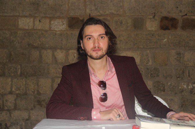 Yazar Bilal Sami Gökdemir, "Televizyon bizi aptal yerine koyuyor"