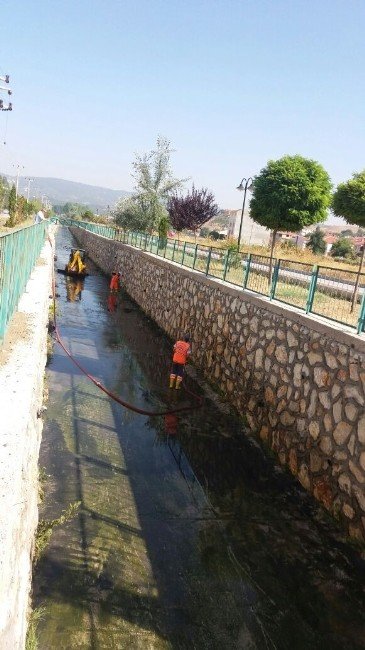 Kanal tazyikli su ile yıkanarak temizlendi