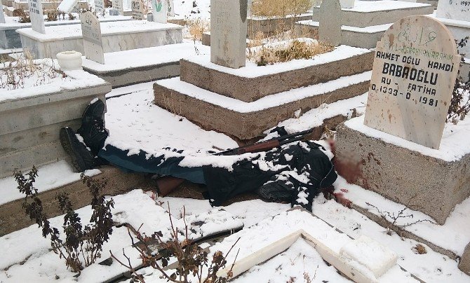 İki gündür kayıp olan genç mezarlıkta ölü bulundu