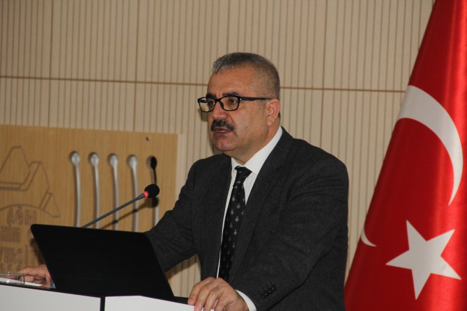 Ağrı'da 'Türkiye ve Dünyada Yükseköğretim ve İstihdam' konulu konferans verildi