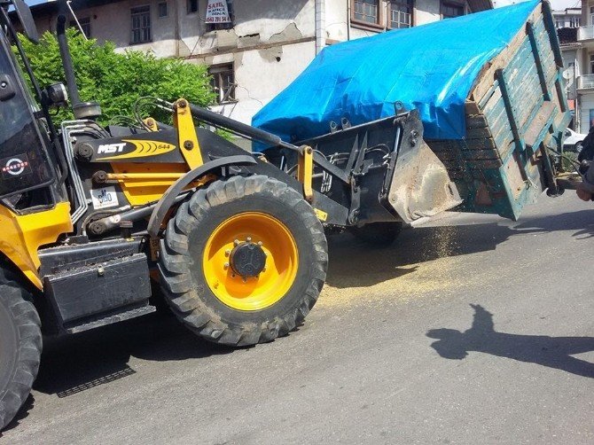 Niksar’da saman yüklü traktör devrildi