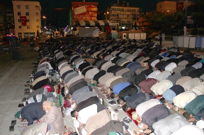 Yozgat’ta 3 bin kişi Cumhuriyet Meydanında sabah namazı kıldı.