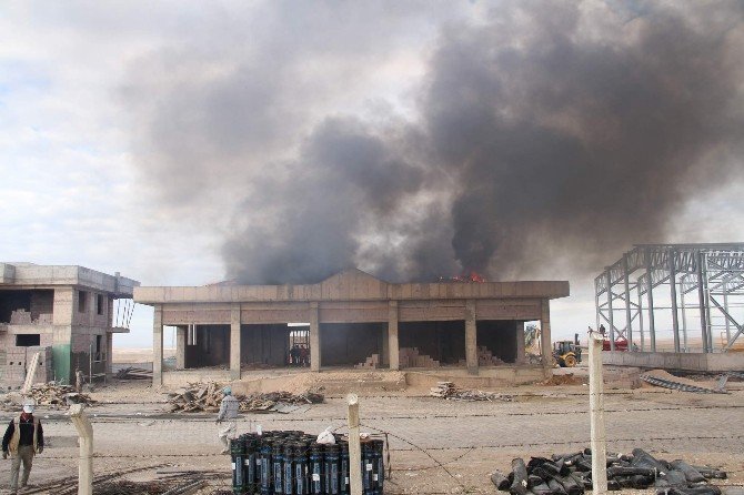Yozgat’ta inşaatı süren binanın çatısı yandı, çalışanlar yangını izledi
