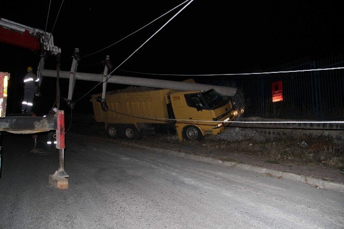 Yozgat’ta freni boşalan hafriyat kamyonu yüksek gerilim hattı direğine çarptı