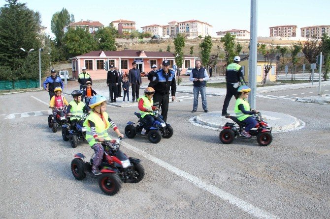 Yozgat’ta öğrenciler trafik eğitim parkında hem eğleniyor, hem de trafik kurallarını öğreniyor