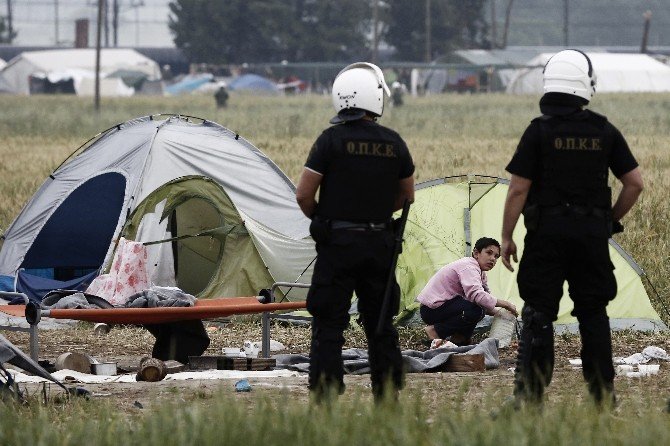 Yunan Polisinden Makedonya Sınırındaki Mültecilere Tahliye Operasyonu