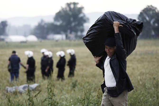 Yunan Polisinden Makedonya Sınırındaki Mültecilere Tahliye Operasyonu