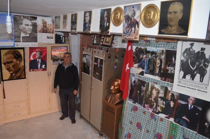İki evini Atatürk fotoğrafları ile donattı