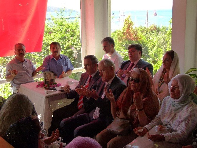 Sanat Güneşi Zeki Müren’in balmumu heykeli