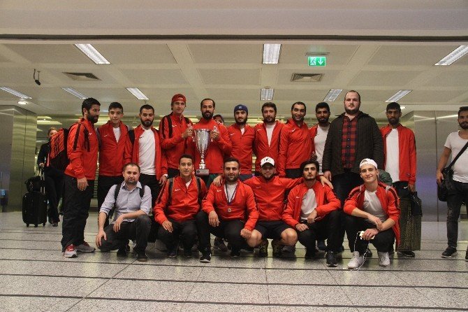 Zeytinburnu Belediyesi Buz Hokeyi Takımı Avrupa şampiyonu oldu