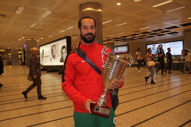 Zeytinburnu Belediyesi Buz Hokeyi Takımı Avrupa şampiyonu oldu