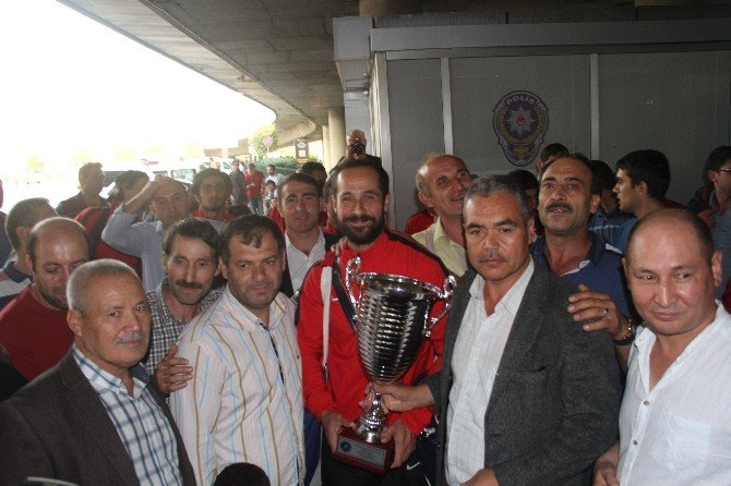 Zeytinburnu Belediyesi Buz Hokeyi Takımı Avrupa şampiyonu oldu