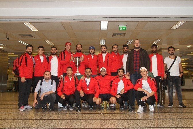 Zeytinburnu Belediyesi Buz Hokeyi Takımı Avrupa şampiyonu oldu