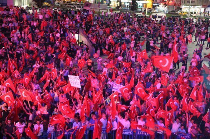 Zeytinburnu demokrasi nöbetine devam ediyor