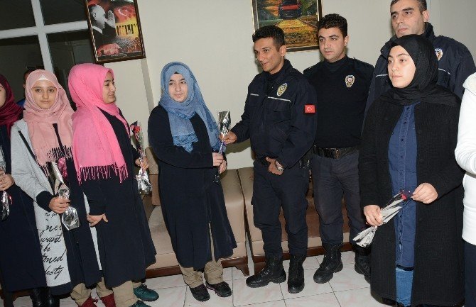 Aksaray’da imam hatipli öğrencilerden polislere destek ziyareti