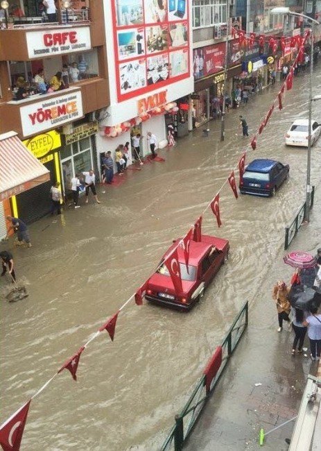 Zonguldak’ta yollar sular altında kaldı
