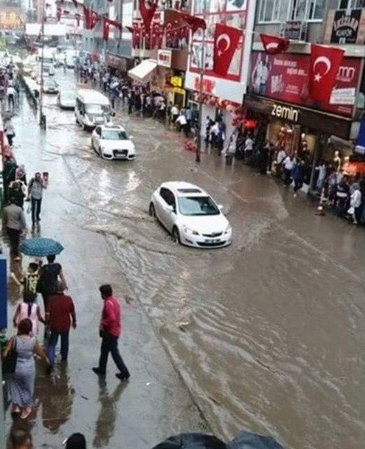 Zonguldak’ta yollar sular altında kaldı
