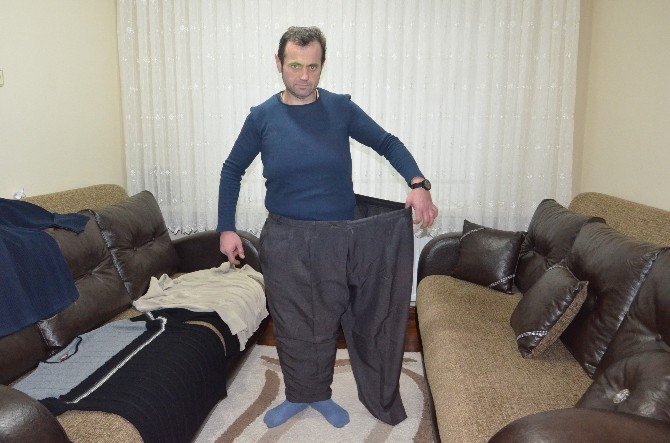 2 yılda 100 kilo verdi, eski pantolonuyla poz verdi