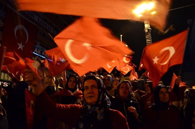Demokrasi nöbetinde Erdoğan’a alkış yağmuru