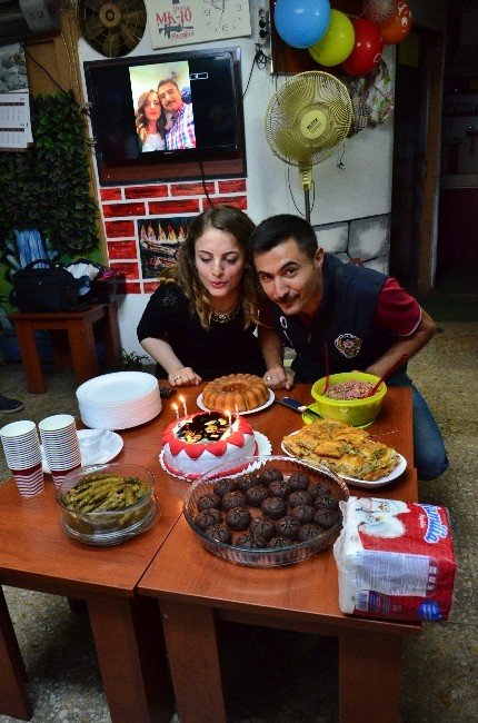 Demokrasi nöbetinde görevli polise eşinden doğum günü sürprizi