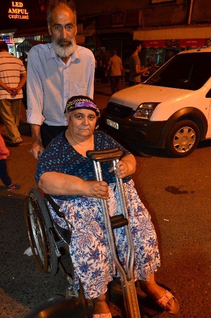 Tekerlekli sandalyesi ile demokrasi nöbetine akın etti