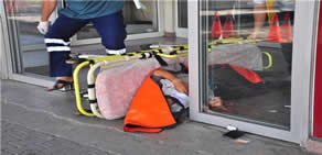 Acil önünde sedyeden hastayı düşürdü 