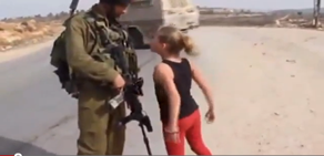 Filistinli kız İsrail askerine kafa tutuyor