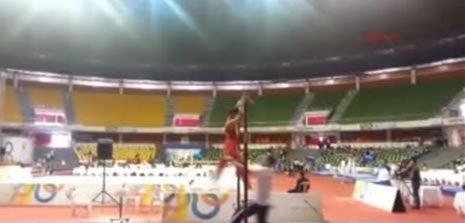 Milli sporcumuzun 2 kolu birden kırıldı 