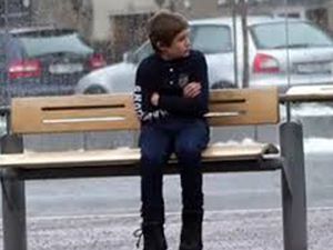 Norveç'te Karda Montsuz Kalan Çocuğa Nasıl Davrandılar