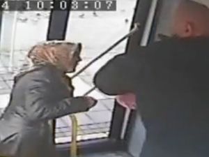 Otobüs şöförüne tükürüp dayak yiyen kadın