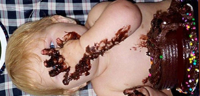 Küçük çocuğun pasta yemesi..