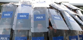 Polise dakikalarca meydan dayağı