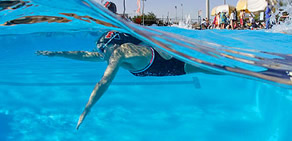 Havuzu boydan boya nefessiz yüzdü