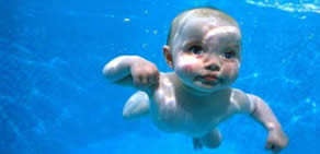 Kendi kendine yüzen bebek!