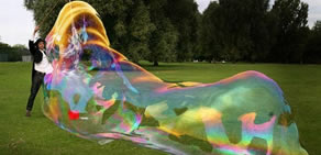 Dev baloncuk yapan adam