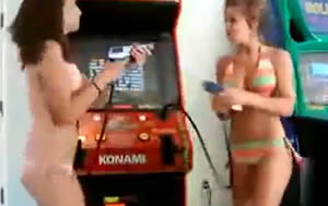 Atari oynayan bikinili kızlar